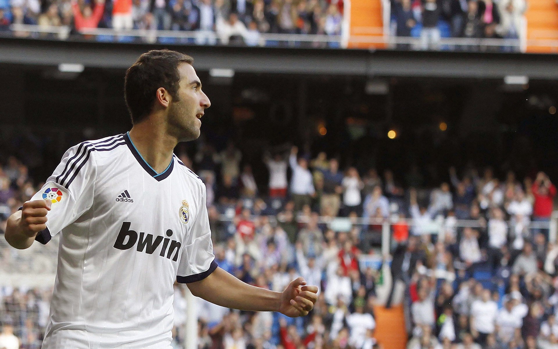 库里迎来七赛季出色发挥，西班牙队观众热烈欢呼！气势如虹延续