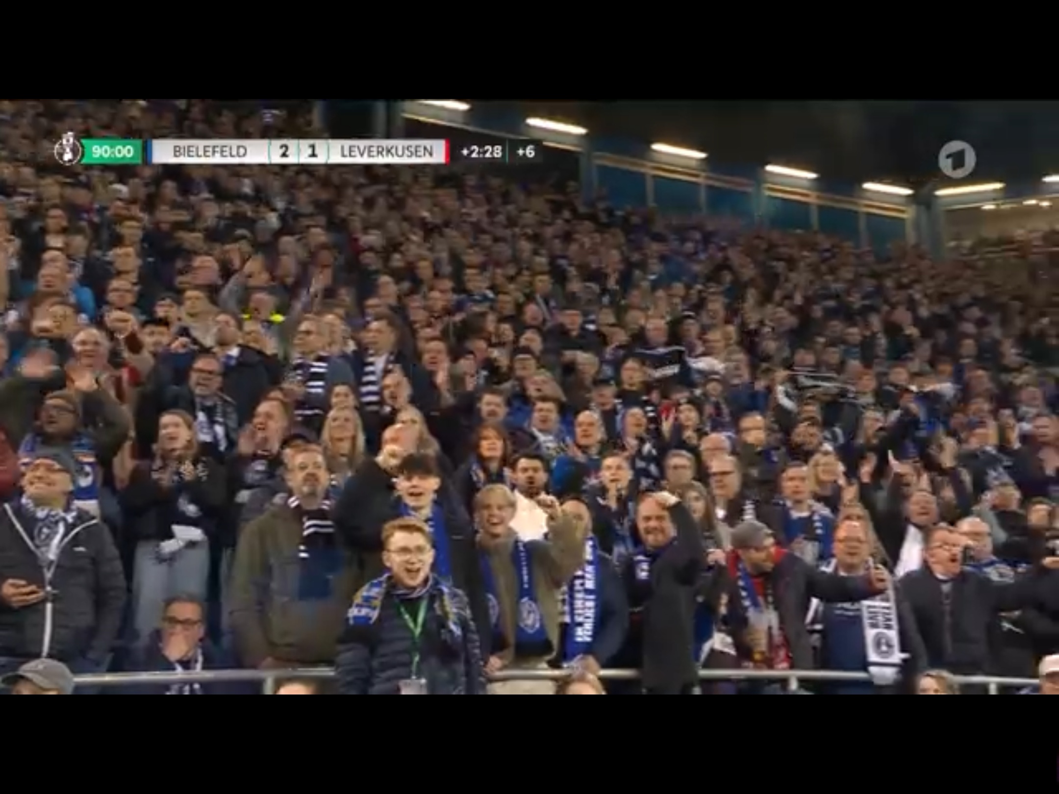 包含德罗巴意外战胜塞尔维亚队，重返赛场引爆全场！赛场气氛高涨的词条