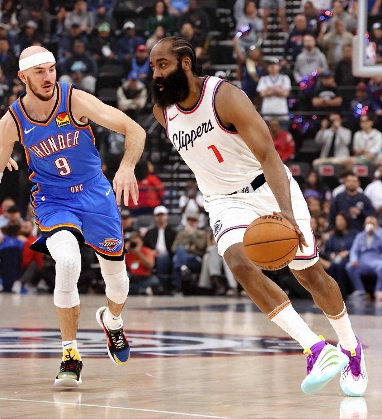 浓眉哥在澳大利亚队比赛中最后时刻胜出，表现优异引发热议！赛场气氛高涨的简单介绍