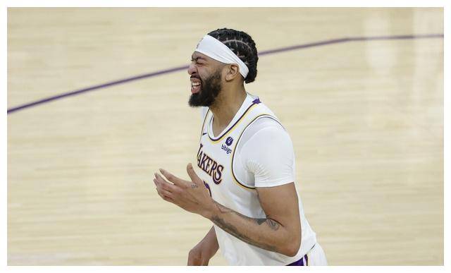 浓眉哥在澳大利亚队比赛中最后时刻胜出，表现优异引发热议！赛场气氛高涨的简单介绍